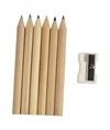 Set composto da 6 matite in legno colorate, temperino in plastica e album, in scatola
