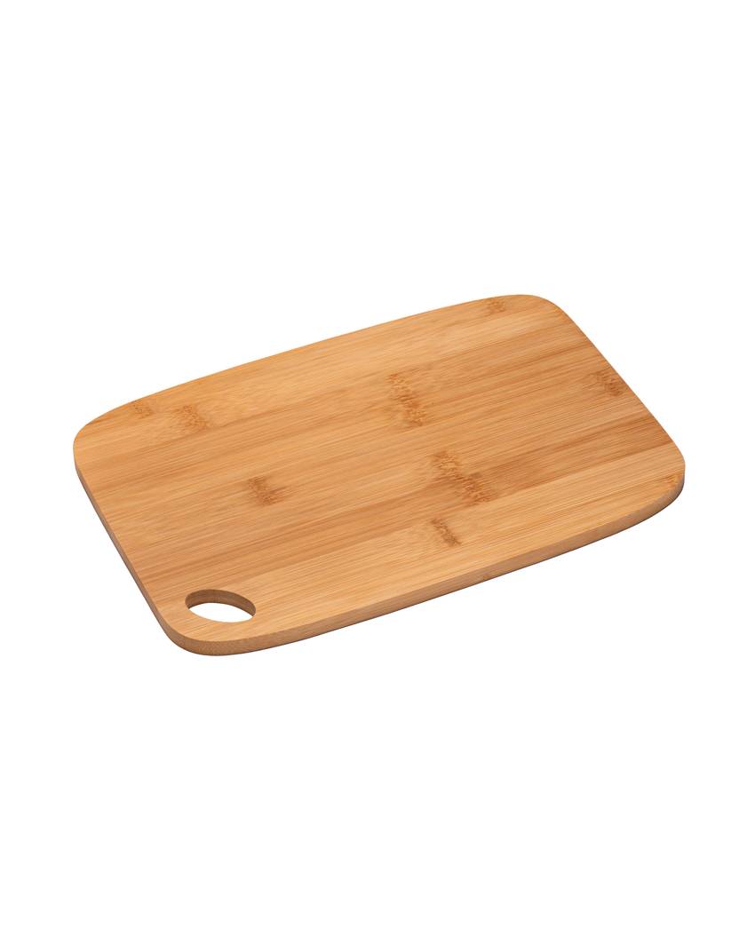 Tagliere da cucina in bambù con angoli arrotondatie foro per essere appeso.