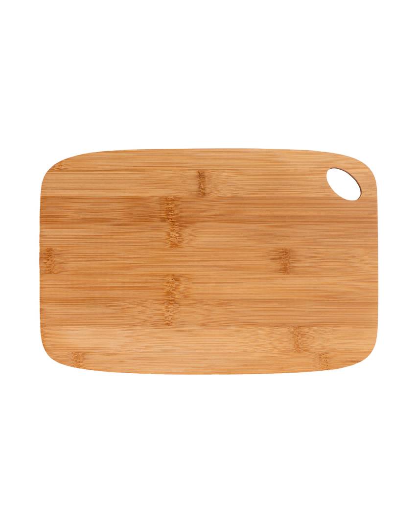 Tagliere da cucina in bambù con angoli arrotondatie foro per essere appeso.