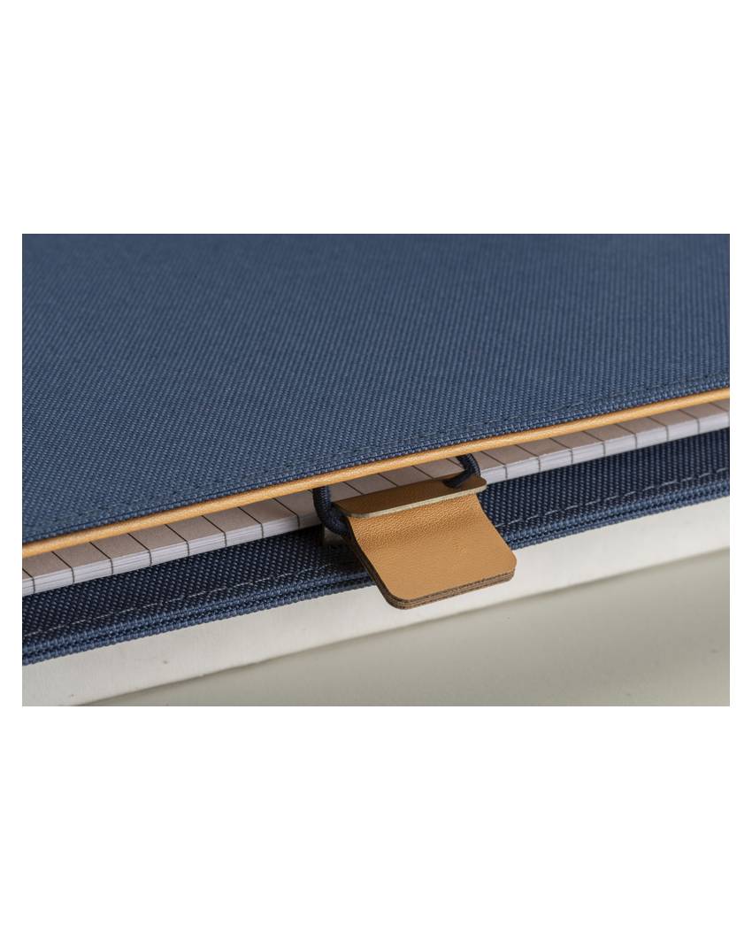 Cartella porta blocco A4 in R-PET con gancio di chiusura in metallo