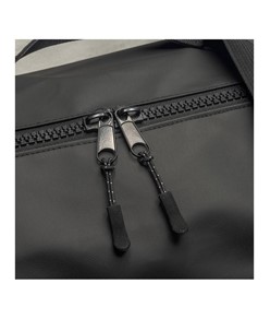 Borsa Duffle in poliestere water resistant. Tracolla regolabile e removibile con fibbia Demi - Design Milano Borsa Duffle in poliestere water resistant. Tracolla regolabile e removibile con fibbia Demi - Design Milano