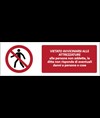 Cartello vietato  avvicinarsi alle attrezzature alle persone non addette